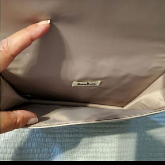 NEIMAN MARCUS CHAMPAGNE PINK SHIMMER QUILTED VEGAN CLUTCH STRAPLESS PURSE - Picture 3 of 5